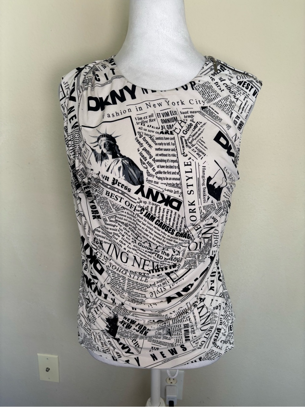 DKNY Women’s New York newspaper print Graphic Print Sleeveless Top Size Small
